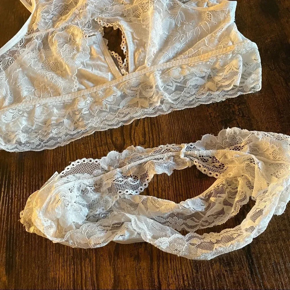 2 Piece white lace lingerie - Picture 6 of 15
